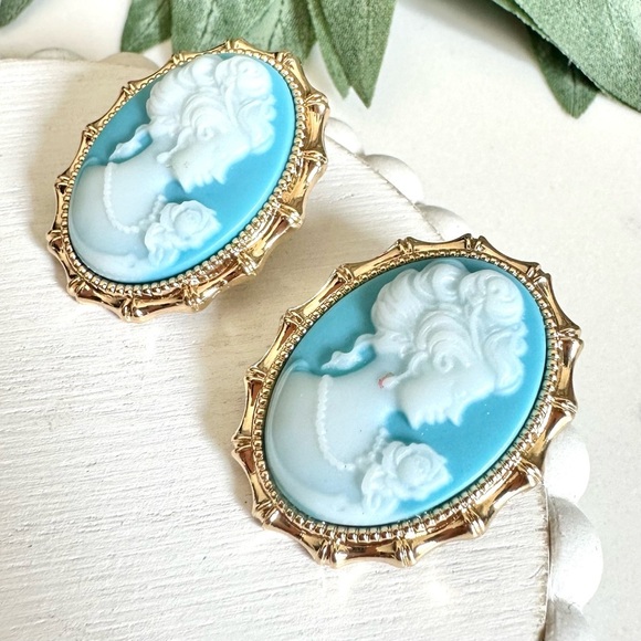 2/$30🌵 Baroque Victorian Blue Cameo Woman Gold Gilded Earrings NEW Stud Jewelry - Picture 6 of 7